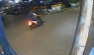 Doc. Tangkapan layar rekaman CCTV memperlihatkan dua orang terduga pelaku tengah berboncengan sepeda motor saat melintas di salah satu ruas jalan di Jakarta, yang diduga terkait dengan rangkaian pergerakan sebelum insiden penyiraman air keras terhadap aktivis KontraS Andri Yunus. (Sumber Foto: CCTV Warga).