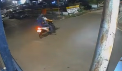 Doc. Tangkapan layar rekaman CCTV memperlihatkan dua orang terduga pelaku tengah berboncengan sepeda motor saat melintas di salah satu ruas jalan di Jakarta, yang diduga terkait dengan rangkaian pergerakan sebelum insiden penyiraman air keras terhadap aktivis KontraS Andri Yunus. (Sumber Foto: CCTV Warga).