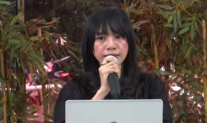 Doc. Jane Rosalina selaku perwakilan Komisi untuk Orang Hilang dan Korban Tindak Kekerasan (KontraS) menyampaikan keterangan kepada awak media dalam konferensi pers terkait perkembangan kondisi medis Andrie Yunus serta penanganan hukum kasus penyiraman air keras, Jakarta. (Sumber Foto: KontraS).