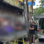 Doc. Suasana evakuasi jenazah pemudik di Jalan Raya Transyogi, Kampung Kaum, Desa Cileungsi, Kabupaten Bogor, Selasa pagi (16/3/2026). Korban tengah dimasukkan ke dalam mobil ambulans oleh petugas kepolisian dan tenaga medis. Wajah korban diblur untuk menjaga privasi, identitas, dan martabat almarhum, sekaligus menghormati keluarga dan sesuai dengan etika jurnalistik dalam pemberitaan tragedi. (Sumber Foto: Warga).