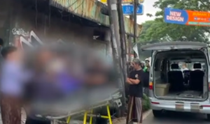 Doc. Suasana evakuasi jenazah pemudik di Jalan Raya Transyogi, Kampung Kaum, Desa Cileungsi, Kabupaten Bogor, Selasa pagi (16/3/2026). Korban tengah dimasukkan ke dalam mobil ambulans oleh petugas kepolisian dan tenaga medis. Wajah korban diblur untuk menjaga privasi, identitas, dan martabat almarhum, sekaligus menghormati keluarga dan sesuai dengan etika jurnalistik dalam pemberitaan tragedi. (Sumber Foto: Warga).