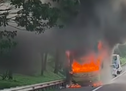 Doc. Bus mudik gratis milik PO Selokaton terbakar di Kilometer 95B Jalan Tol Cipali, Kalijati, Kabupaten Subang, (16/3/2026). Foto menunjukkan kondisi bus yang dilalap api hingga mengalami kerusakan total pada bodi, interior, dan mesin. Gambar ini digunakan untuk menggambarkan skala kerusakan akibat kebakaran, sementara keselamatan awak bus tetap terjamin karena bus dalam kondisi kosong saat insiden terjadi. (Sumber Foto: Ardi – Kontributor).