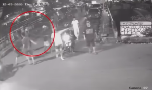 Doc. Tangkapan layar CCTV di lokasi kejadian yang memperlihatkan situasi saat insiden penyiraman air keras terhadap aktivis KontraS, Andrie Yunus, terjadi. (Sumber CCTV Warga).