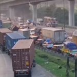 Doc. Kondisi kemacetan kendaraan terlihat padat merayap di titik pertemuan ruas Tol Layang MBZ dengan Tol Jakarta–Cikampek bawah (Rabu, 18 Maret 2026) saat puncak arus mudik Lebaran 2026. (Sumber Foto: Handoko).