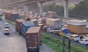 Doc. Kondisi kemacetan kendaraan terlihat padat merayap di titik pertemuan ruas Tol Layang MBZ dengan Tol Jakarta–Cikampek bawah (Rabu, 18 Maret 2026) saat puncak arus mudik Lebaran 2026. (Sumber Foto: Handoko).