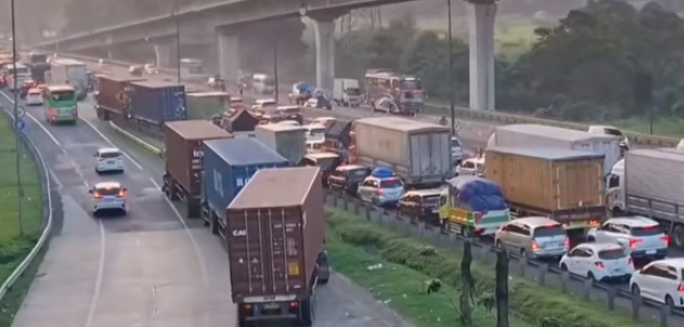Doc. Kondisi kemacetan kendaraan terlihat padat merayap di titik pertemuan ruas Tol Layang MBZ dengan Tol Jakarta–Cikampek bawah (Rabu, 18 Maret 2026) saat puncak arus mudik Lebaran 2026. (Sumber Foto: Handoko).