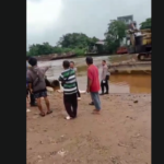 Doc. Tangkapan layar vide saat Warga, relawan, dan aparat kepolisian melakukan pencarian terhadap seorang anak kelas 6 SD yang dilaporkan tenggelam di sungai kawasan Perumnas Kayu Tangi, Parak Pasar Kasturi, sebelum Jembatan Kayu Tangi 2, Banjarmasin, Kamis (19/3/2026). (Foto: Tangkapan layar Video Warga).