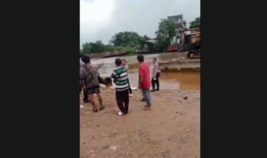 Doc. Tangkapan layar vide saat Warga, relawan, dan aparat kepolisian melakukan pencarian terhadap seorang anak kelas 6 SD yang dilaporkan tenggelam di sungai kawasan Perumnas Kayu Tangi, Parak Pasar Kasturi, sebelum Jembatan Kayu Tangi 2, Banjarmasin, Kamis (19/3/2026). (Foto: Tangkapan layar Video Warga).