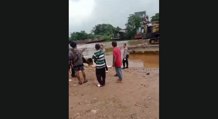 Doc. Tangkapan layar vide saat Warga, relawan, dan aparat kepolisian melakukan pencarian terhadap seorang anak kelas 6 SD yang dilaporkan tenggelam di sungai kawasan Perumnas Kayu Tangi, Parak Pasar Kasturi, sebelum Jembatan Kayu Tangi 2, Banjarmasin, Kamis (19/3/2026). (Foto: Tangkapan layar Video Warga).