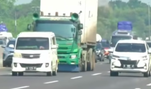 Doc. Suasana kepadatan lalu lintas di ruas Tol Jakarta–Cikampek KM 57 yang dipadati kendaraan pemudik pada periode puncak mudik Lebaran 2026. (Foto: Wawan – Kontributor).