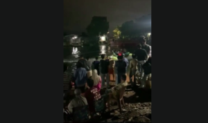 Doc. Tangkapan layar dari video dokumentasi memperlihatkan suasana di lokasi pencarian anak laki-laki yang dilaporkan tenggelam di Sungai Kayu Tangi, kawasan Parak Pasar Kasturi, Banjarmasin, Kamis (19/3/2026). Warga, relawan, dan aparat kepolisian tampak masih berada di sekitar bantaran sungai untuk memantau proses pencarian korban. (Sumber Foto: Tangkapan layar video warga).