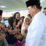 Doc. Presiden Prabowo Subianto didampingi putranya, Didit Hediprasetyo, menyapa dan bersilaturahmi langsung dengan warga saat acara halalbihalal atau open house Idulfitri 1447 Hijriah di Istana Kepresidenan Jakarta. (Sumber Foto: Biro Pers, Media, dan Informasi Sekretariat Presiden).