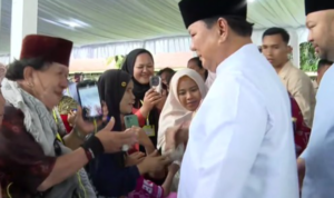Doc. Presiden Prabowo Subianto didampingi putranya, Didit Hediprasetyo, menyapa dan bersilaturahmi langsung dengan warga saat acara halalbihalal atau open house Idulfitri 1447 Hijriah di Istana Kepresidenan Jakarta. (Sumber Foto: Biro Pers, Media, dan Informasi Sekretariat Presiden).