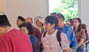 Doc. Suasana warga memadati area Balai Kota Jakarta saat open house Idulfitri 1447 Hijriah, di tengah tingginya antusiasme masyarakat merayakan Lebaran 2026 di ibu kota. (NR).