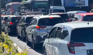 Doc. Situasi kepadatan arus lalu lintas di kawasan Simpang Gadog, Kabupaten Bogor, Jawa Barat, pada hari pertama pasca-Lebaran, Minggu (22/3/2026), akibat meningkatnya volume kendaraan menuju kawasan wisata Puncak. (Foto: Arlan – Kontributor).