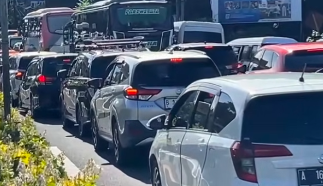Doc. Situasi kepadatan arus lalu lintas di kawasan Simpang Gadog, Kabupaten Bogor, Jawa Barat, pada hari pertama pasca-Lebaran, Minggu (22/3/2026), akibat meningkatnya volume kendaraan menuju kawasan wisata Puncak. (Foto: Arlan – Kontributor).