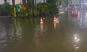 Doc. Kondisi Terminal Kampung Rambutan, Jakarta Timur, yang terendam banjir pada malam (21/3/2026) sebelumnya, mengakibatkan terganggunya aktivitas penumpang serta operasional kedatangan dan keberangkatan bus. (Foto: Reinaldi).