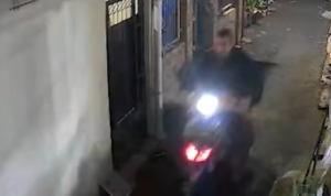 Doc. Tangkapan layar CCTV memperlihatkan terduga pelaku melintas dengan sepeda motor di sekitar kontrakan korban di kawasan Cipayung, Jakarta Timur, sebelum peristiwa pembunuhan Dewhinta Anggary. (Sumber Foto: CCTV Warga).
