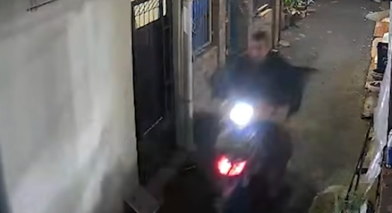 Doc. Tangkapan layar CCTV memperlihatkan terduga pelaku melintas dengan sepeda motor di sekitar kontrakan korban di kawasan Cipayung, Jakarta Timur, sebelum peristiwa pembunuhan Dewhinta Anggary. (Sumber Foto: CCTV Warga).