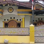 Doc. Kondisi bagian depan rumah korban dan terduga pelaku di Kelurahan Tigaraksa, Kecamatan Tigaraksa, Kabupaten Tangerang, yang telah dipasangi garis polisi usai peristiwa penemuan jasad Joni (51). (Sumber Foto: Kusmayadi – Kontributor Tangerang).
