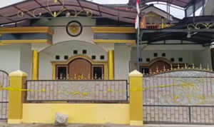 Doc. Kondisi bagian depan rumah korban dan terduga pelaku di Kelurahan Tigaraksa, Kecamatan Tigaraksa, Kabupaten Tangerang, yang telah dipasangi garis polisi usai peristiwa penemuan jasad Joni (51). (Sumber Foto: Kusmayadi – Kontributor Tangerang).