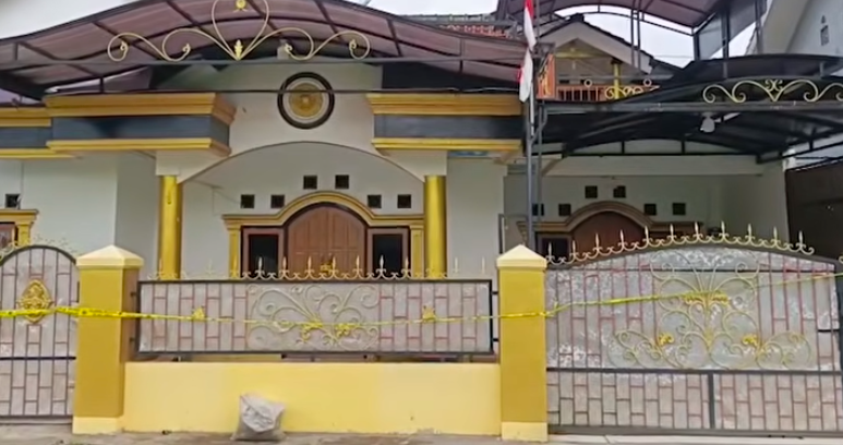 Doc. Kondisi bagian depan rumah korban dan terduga pelaku di Kelurahan Tigaraksa, Kecamatan Tigaraksa, Kabupaten Tangerang, yang telah dipasangi garis polisi usai peristiwa penemuan jasad Joni (51). (Sumber Foto: Kusmayadi – Kontributor Tangerang).