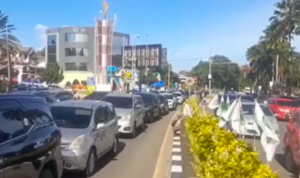 Doc. Kepadatan kendaraan tampak mengular di kawasan Simpang Gadog dan Jalur Puncak, Bogor, Senin (23/3/2026), saat polisi memberlakukan rekayasa lalu lintas sistem satu arah (one way) untuk mengurai lonjakan arus wisatawan H+2 Lebaran. (Foto: Arlan – Kontributor).