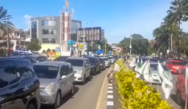 Doc. Kepadatan kendaraan tampak mengular di kawasan Simpang Gadog dan Jalur Puncak, Bogor, Senin (23/3/2026), saat polisi memberlakukan rekayasa lalu lintas sistem satu arah (one way) untuk mengurai lonjakan arus wisatawan H+2 Lebaran. (Foto: Arlan – Kontributor).