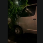 Doc. Tangkan layar video, tampak kendaraan yang terlibat dalam kecelakaan lalu lintas di Jalan Ahmad Yani Km 13, Kecamatan Gambut, saat petugas dan relawan melakukan penanganan di lokasi kejadian. (Foto: M. Wahyu).