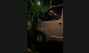 Doc. Tangkan layar video, tampak kendaraan yang terlibat dalam kecelakaan lalu lintas di Jalan Ahmad Yani Km 13, Kecamatan Gambut, saat petugas dan relawan melakukan penanganan di lokasi kejadian. (Foto: M. Wahyu).