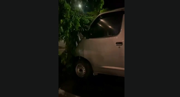 Doc. Tangkan layar video, tampak kendaraan yang terlibat dalam kecelakaan lalu lintas di Jalan Ahmad Yani Km 13, Kecamatan Gambut, saat petugas dan relawan melakukan penanganan di lokasi kejadian. (Foto: M. Wahyu).