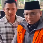 Doc. Mantan Menteri Agama Yaqut Cholil Qoumas mengenakan rompi oranye tahanan usai menjalani pemeriksaan di Gedung Merah Putih KPK, Jakarta, sebelum kembali menjalani penahanan di Rutan KPK dalam perkara dugaan korupsi kuota haji. (NR).