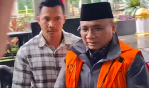 Doc. Mantan Menteri Agama Yaqut Cholil Qoumas mengenakan rompi oranye tahanan usai menjalani pemeriksaan di Gedung Merah Putih KPK, Jakarta, sebelum kembali menjalani penahanan di Rutan KPK dalam perkara dugaan korupsi kuota haji. (NR).