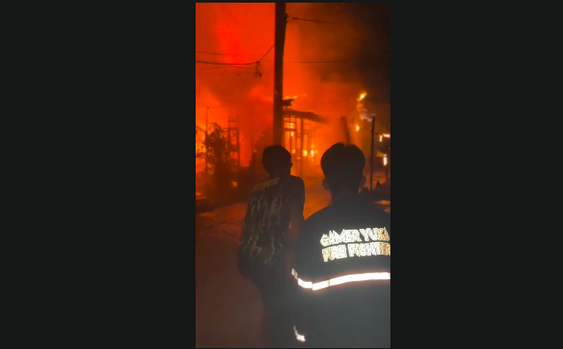 Doc. Tangkapan layar Video saat Tim pemadam kebakaran bersama relawan dan warga berjibaku memadamkan kobaran api yang melalap tiga unit rumah di Gang Makmur Basirih 3, Kelurahan Basirih, Kecamatan Banjarmasin Barat, Kota Banjarmasin, Sabtu malam (28/3/2026), guna mencegah api meluas ke bangunan lain di sekitar lokasi.