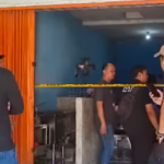 Doc. Petugas kepolisian dan warga berada di sekitar lokasi kios ayam geprek di kawasan Perumahan Mega Regency, Desa Sukaragam, Kecamatan Serang Baru, Kabupaten Bekasi, saat proses penanganan awal kasus penemuan pegawai yang ditemukan meninggal dunia di dalam freezer. (NR).