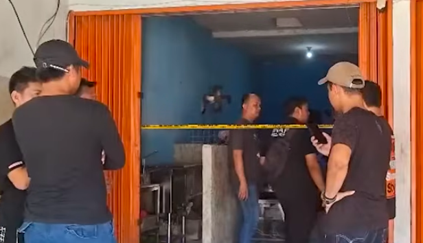 Doc. Petugas kepolisian dan warga berada di sekitar lokasi kios ayam geprek di kawasan Perumahan Mega Regency, Desa Sukaragam, Kecamatan Serang Baru, Kabupaten Bekasi, saat proses penanganan awal kasus penemuan pegawai yang ditemukan meninggal dunia di dalam freezer. (NR).