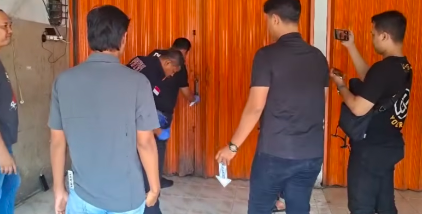 Doc. Petugas kepolisian melakukan pemeriksaan dan olah tempat kejadian perkara (TKP) di lokasi usaha di Kabupaten Bekasi guna mengumpulkan bukti serta menelusuri penyebab kematian korban dan dugaan hilangnya dua unit sepeda motor milik karyawan. (NR).