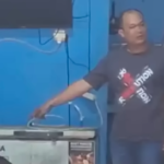 Doc. Petugas kepolisian melakukan pemeriksaan terhadap freezer di lokasi kejadian perkara di ruko usaha ayam geprek kawasan Perumahan Mega Regency, Desa Sukaragam, Kecamatan Serang Baru, Kabupaten Bekasi, terkait kasus kematian Abdul Hamid yang ditemukan tewas di dalam unit pendingin tersebut. (Sumber Foto: Warga).