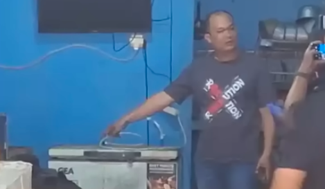 Doc. Petugas kepolisian melakukan pemeriksaan terhadap freezer di lokasi kejadian perkara di ruko usaha ayam geprek kawasan Perumahan Mega Regency, Desa Sukaragam, Kecamatan Serang Baru, Kabupaten Bekasi, terkait kasus kematian Abdul Hamid yang ditemukan tewas di dalam unit pendingin tersebut. (Sumber Foto: Warga).
