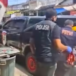 Doc. Petugas kepolisian melakukan pemeriksaan di lokasi kejadian perkara (TKP) di kios ayam goreng kawasan Perumahan Mega Regency, Desa Sukaragam, Kecamatan Serang Baru, Kabupaten Bekasi, terkait kasus tewasnya Abdul Hamid yang jasadnya ditemukan di dalam freezer. (Sumber Foto: Warga).