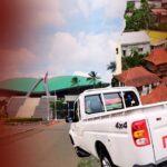 Doc. Ilustrasi kendaraan pikap 4x4 merek Mahindra yang direncanakan untuk operasional logistik Koperasi Desa Merah Putih di wilayah pedesaan. Gambar menampilkan latar gedung parlemen dan permukiman desa sebagai representasi konteks kebijakan dan distribusi di daerah. Ilustrasi ini terkait rencana pengadaan kendaraan dan bukan dokumentasi kegiatan resmi. (NR).