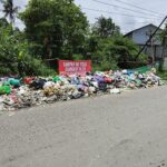Doc. Tumpukan sampah rumah tangga menggunung di area terbuka titik MH4H+X4C, Kelayan Selatan–Mantuil, Kota Banjarmasin, yang dilaporkan telah berlangsung lebih dari satu bulan dan menimbulkan bau tidak sedap serta keluhan warga sekitar. (Foto: Muhammad Wahyu).