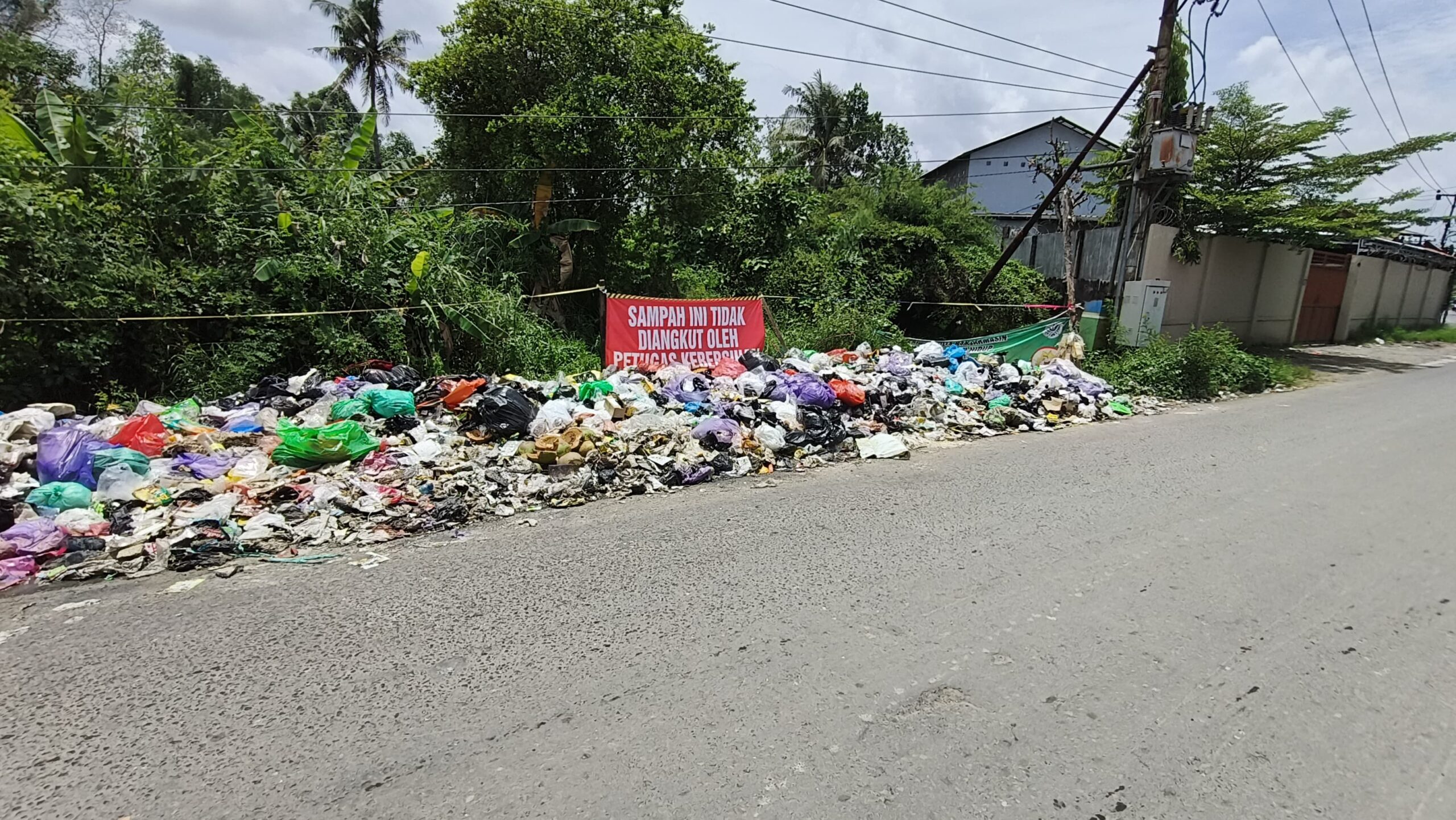 Doc. Tumpukan sampah rumah tangga menggunung di area terbuka titik MH4H+X4C, Kelayan Selatan–Mantuil, Kota Banjarmasin, yang dilaporkan telah berlangsung lebih dari satu bulan dan menimbulkan bau tidak sedap serta keluhan warga sekitar. (Foto: Muhammad Wahyu).