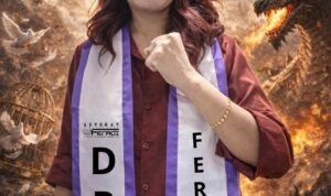 Doc. Harriani Bianca Daryana, CPL., C.PFW., C.MDF., C.JKJ., Wakil Ketua Umum FERADI WPI, mengenakan slempang DPP FERADI WPI dalam sebuah agenda resmi organisasi sebagai simbol tanggung jawab dan komitmen kepemimpinan di tingkat pusat. (Sumber: FERADI WPI Official).