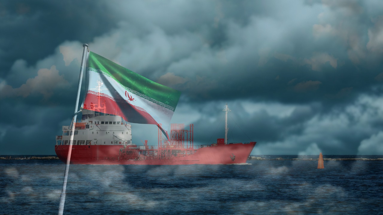 Doc. Ilustrasi kapal tanker yang terhenti di perairan dekat Selat Hormuz, menunjukkan dampak langsung dari gangguan lintas kapal akibat peringatan keselamatan dan penghentian transit yang diberlakukan di jalur pelayaran utama dunia. Catatan: Gambar hanya merupakan ilustrasi. (NR).