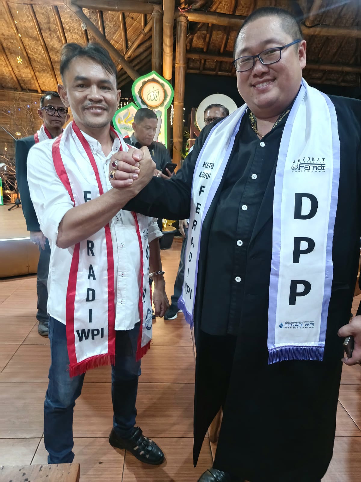 Doc. Adv. Erwin Maulana, S.H., C.PFW., C.MDF., C.JKJ., berjabat tangan dengan Ketua Umum FERADI WPI, Donny Andretti S.H., S.Kom., M.Kom., CMD., C.PFW., C.MDF., dalam acara gathering dan buka puasa bersama yang digelar di Resto Gubug Udang, Situ Cibubur, Selasa (3/3/2026). Momen tersebut berlangsung usai penyerahan hadiah dukungan operasional untuk kegiatan bantuan hukum pro bono. (Foto: FERADI WPI Official).