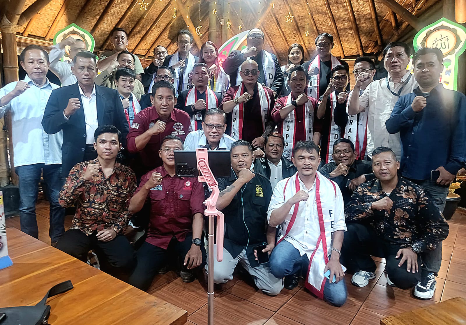 Doc. Jajaran pengurus dan anggota FERADI WPI berfoto bersama usai kegiatan buka puasa bersama yang digelar di Resto Gubug Udang, Situ Cibubur, Kota Depok, Selasa (3/3/2026). Foto bersama tersebut menjadi penutup rangkaian acara silaturahmi dan penguatan solidaritas organisasi. (Foto: FERADI WPI Official).