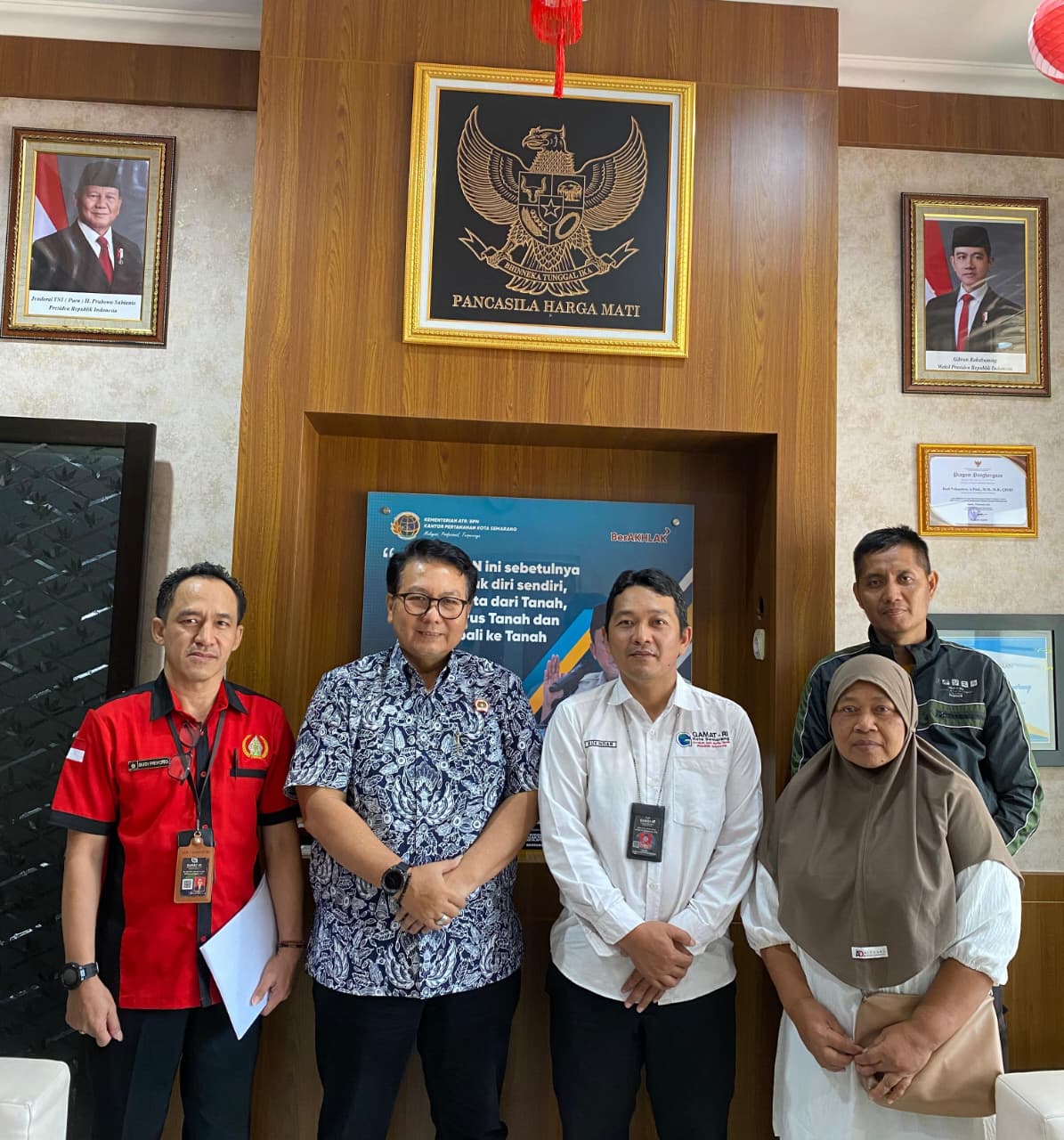Doc. Foto bersama jajaran pengurus Gerakan Jalan Lurus (GJL), GAMAT-RI, serta perwakilan warga Kelurahan Tambakaji dan Kelurahan Karanganyar bersama Kepala Kantor Pertanahan Kota Semarang usai agenda pertemuan dan koordinasi terkait penanganan aduan masyarakat di bidang pertanahan, di Kantor Pertanahan Kota Semarang, Kamis (5/3/2026). (Foto: Najwa – Kontributor).