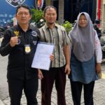 Doc. Para pihak yang terdiri dari tim kuasa hukum FERADI WPI, Ibu Nanik Supriyati, serta keluarga berfoto bersama usai menghadiri dan menjalani pemeriksaan serta klarifikasi di Polrestabes Semarang, Jumat (6/3/2026). Pertemuan tersebut berlangsung dalam rangka memenuhi undangan penyidik Subnit 1 Unit IV (Tipidter) Satreskrim Polrestabes Semarang. (Foto: Ilma – Kontributor).