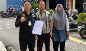 Doc. Para pihak yang terdiri dari tim kuasa hukum FERADI WPI, Ibu Nanik Supriyati, serta keluarga berfoto bersama usai menghadiri dan menjalani pemeriksaan serta klarifikasi di Polrestabes Semarang, Jumat (6/3/2026). Pertemuan tersebut berlangsung dalam rangka memenuhi undangan penyidik Subnit 1 Unit IV (Tipidter) Satreskrim Polrestabes Semarang. (Foto: Ilma – Kontributor).
